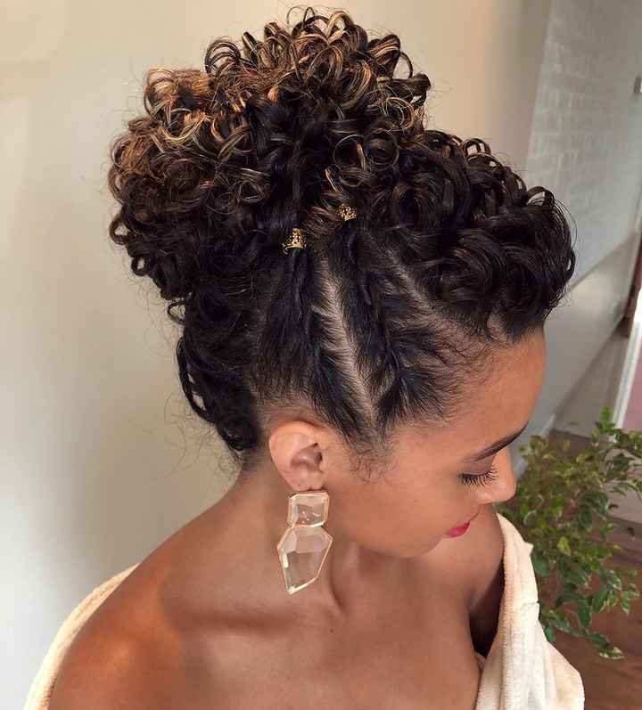 penteados para casamento cabelo cacheado convidada