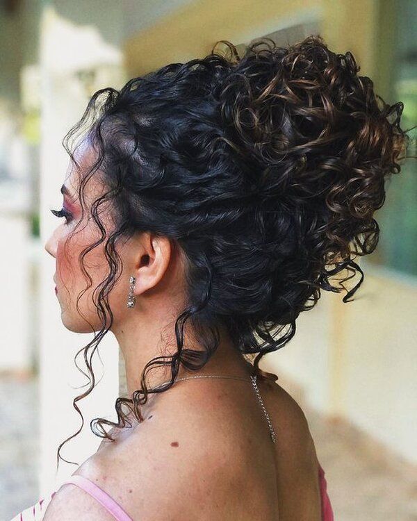 penteado para casamento a noite cabelo cacheado