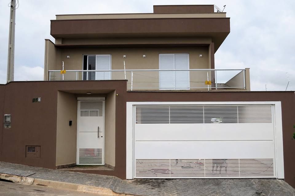 muro bege com portão cinza
