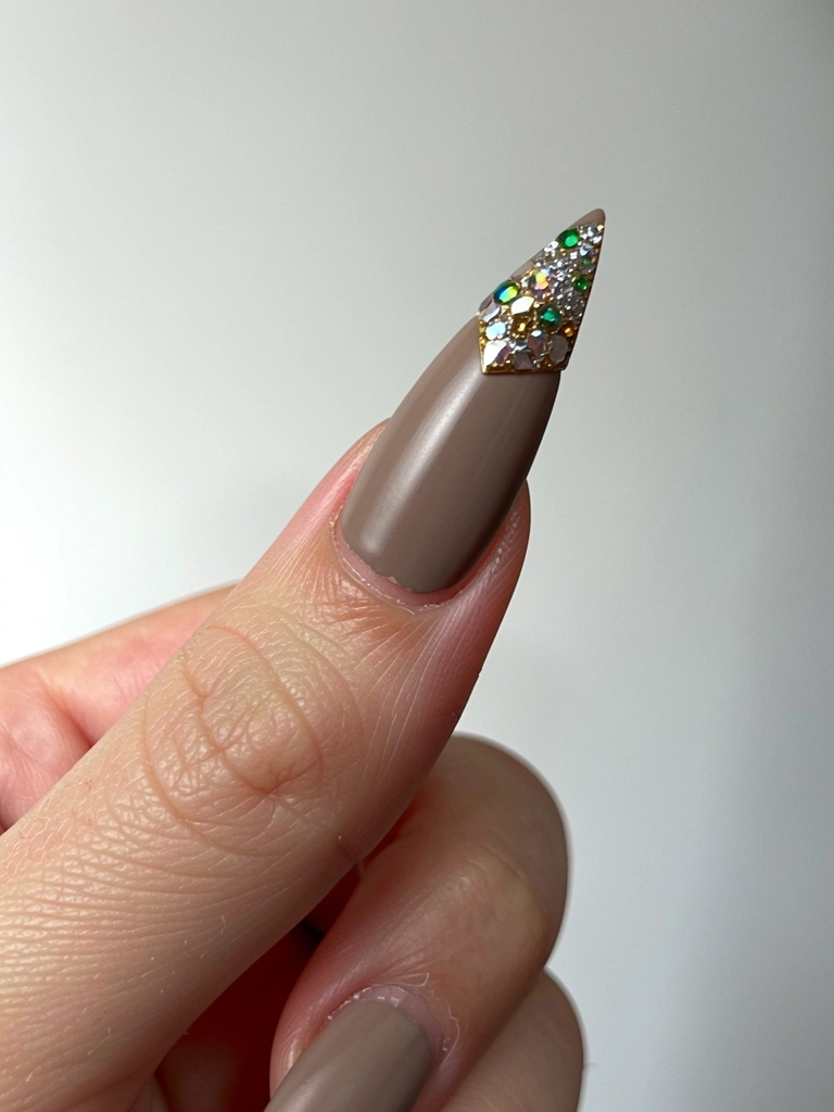 Unhas de gel com esmalte nude aplicadas sobre uma superfície neutra.