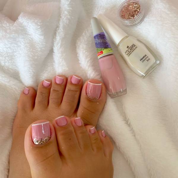 pedicure com francesinha e glitter