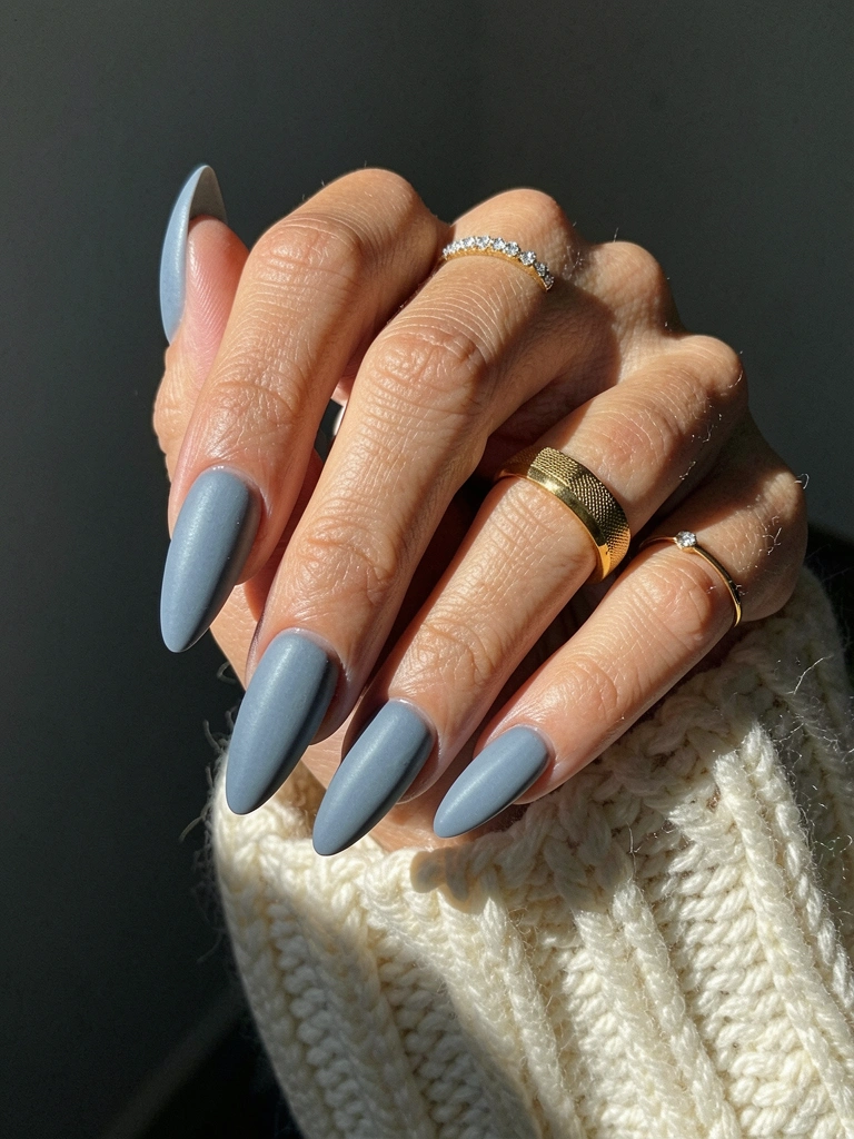 Close de unha com esmalte fosco aveludado, superfície opaca e textura suave.