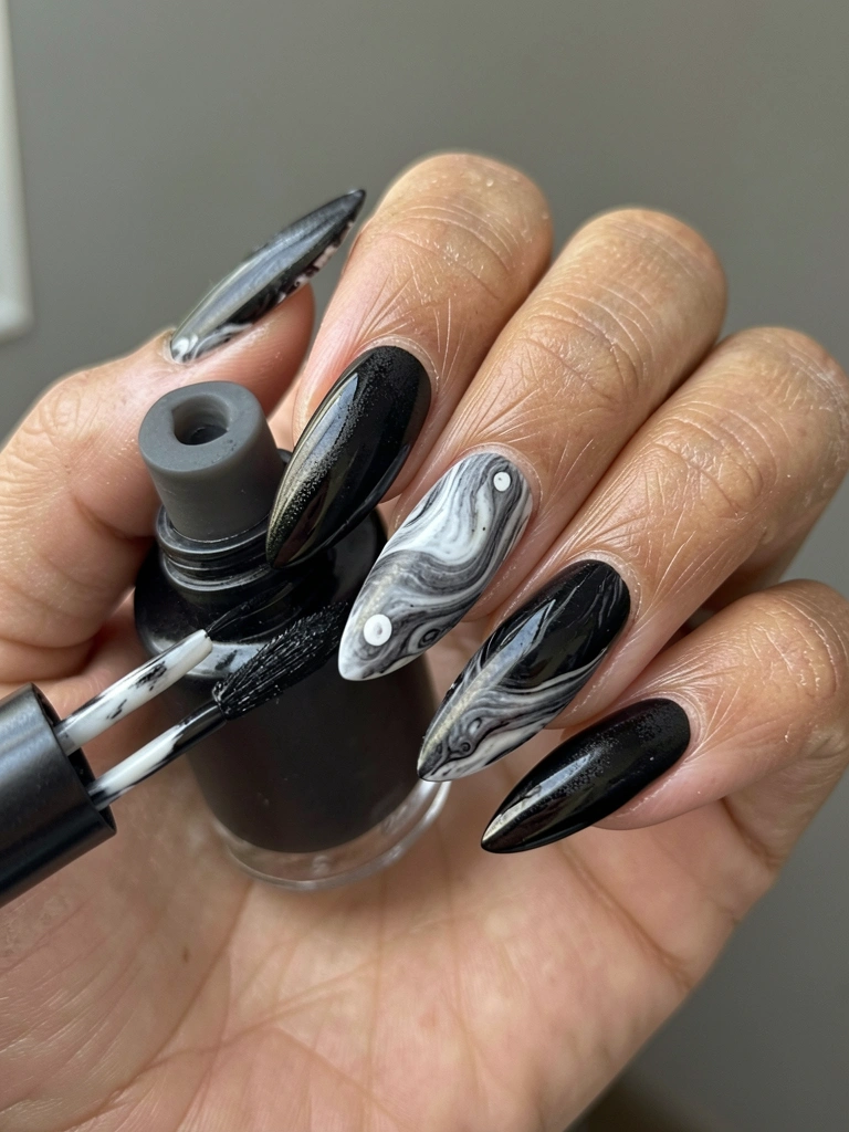 Aplicação de top coat fosco em unha pintada com esmalte vermelho, pincel próximo à cutícula.