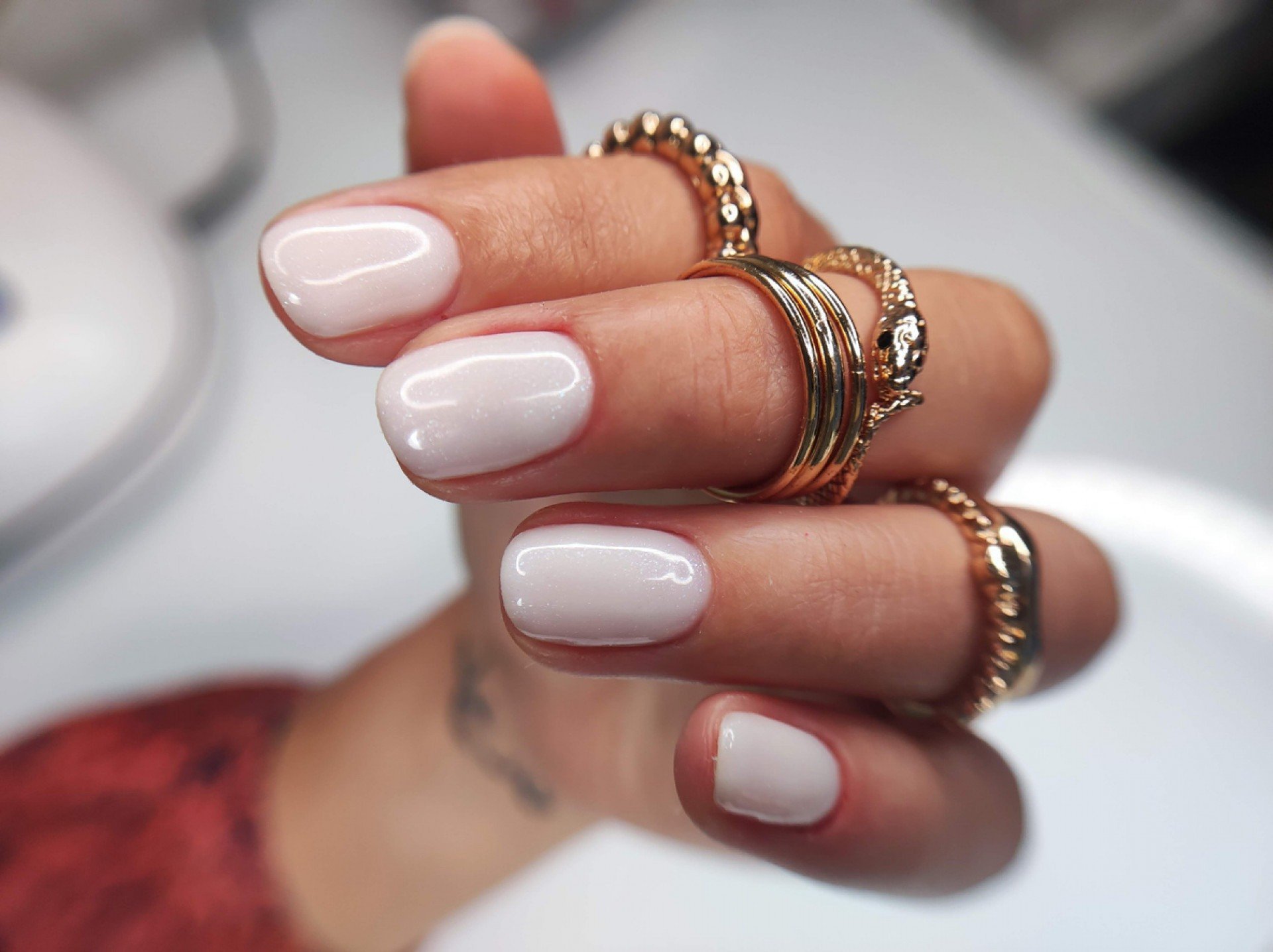 unhas brancas acetinadas