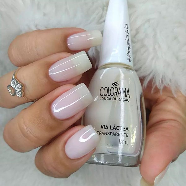 unhas brancas com pérolas