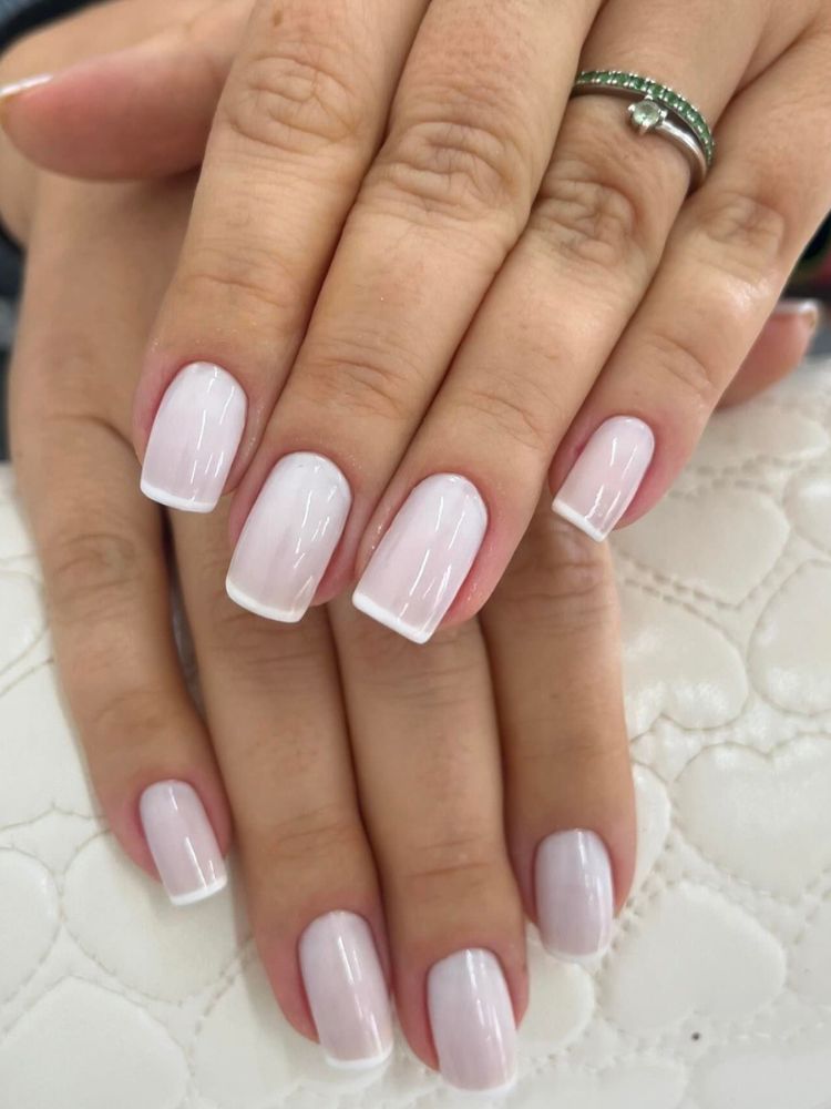 unhas brancas minimalistas
