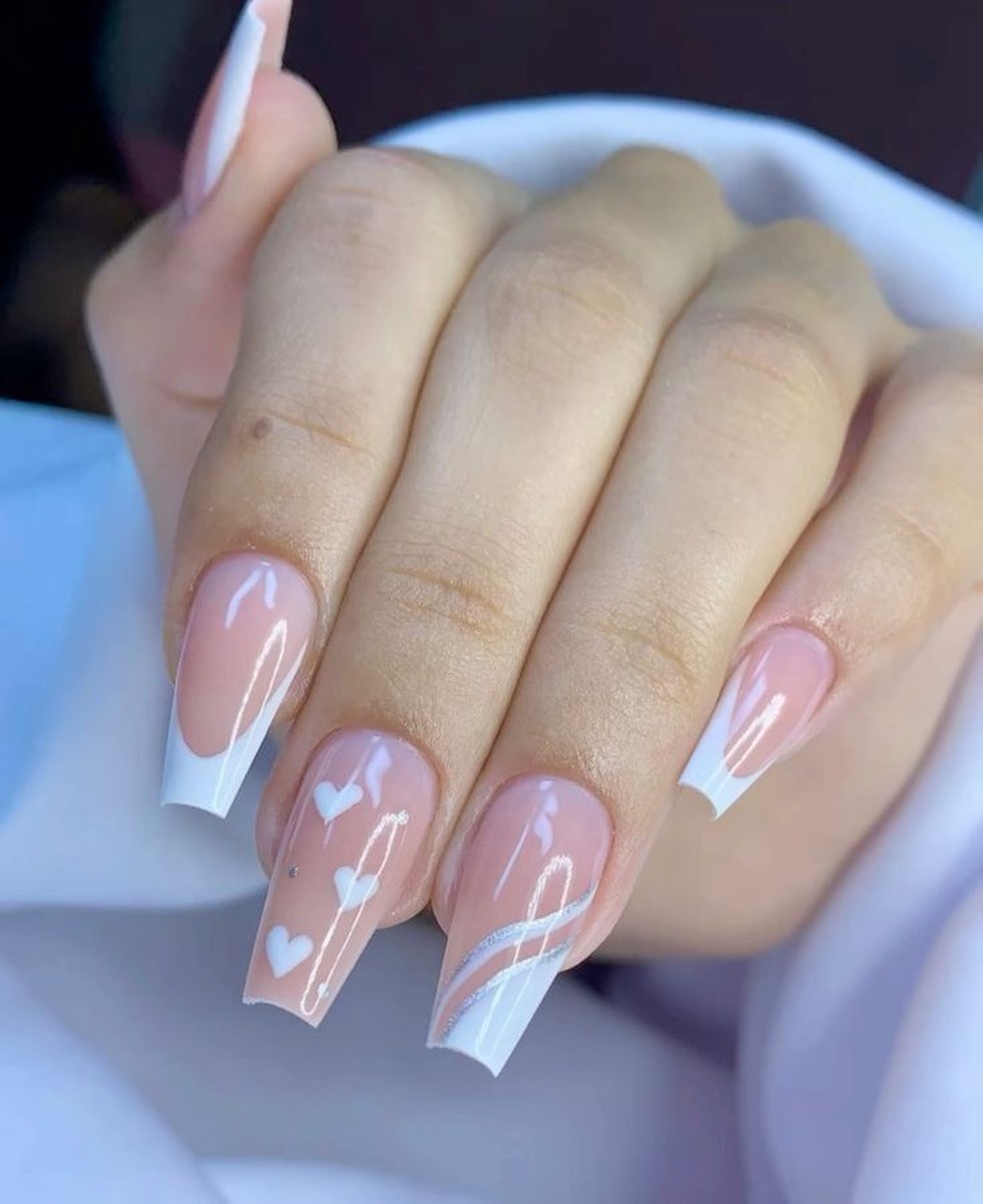 unhas brancas acetinadas