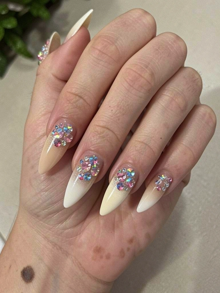 Mãos femininas com unhas de gel vermelhas intactas após uma festa, segurando uma taça de champanhe.