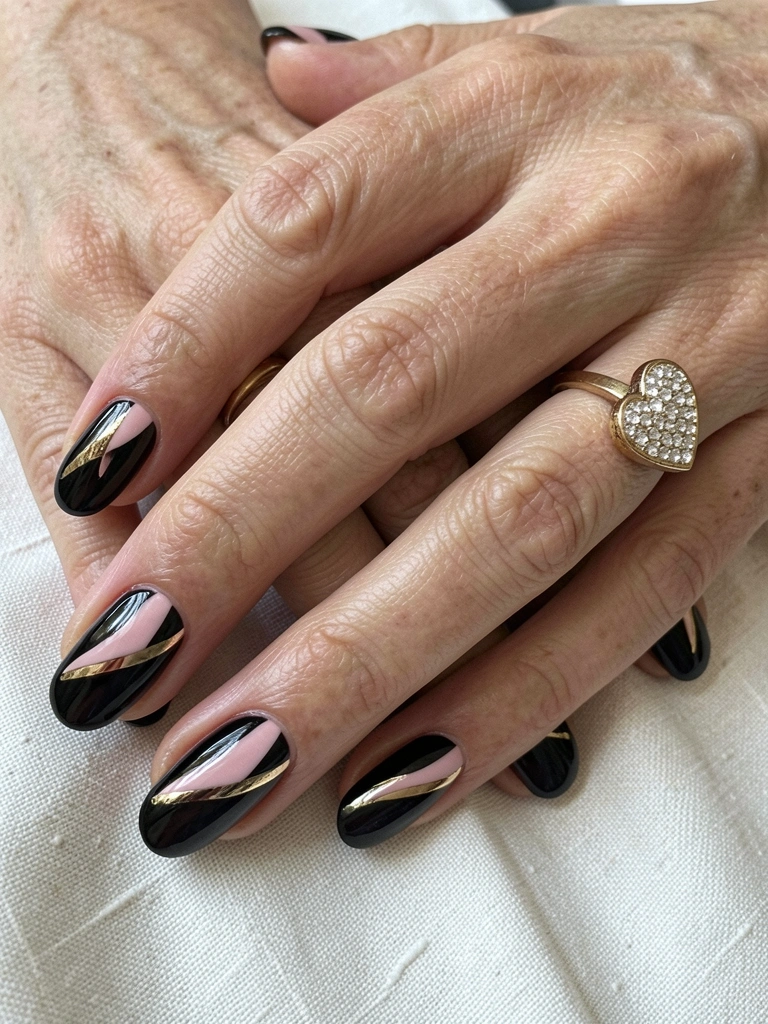 Mãos femininas com unhas de gel vermelhas e detalhes dourados, próximas a um brinde de champanhe.
